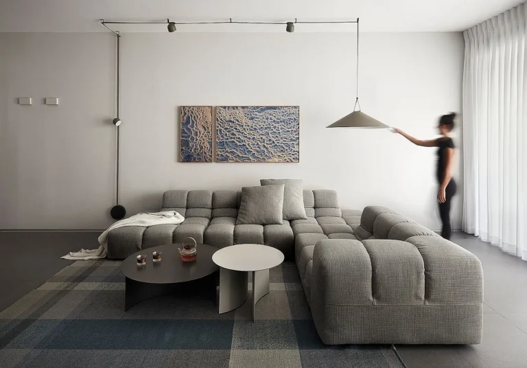 Гостиная с terrazzo и модульным диваном: ракурс 1