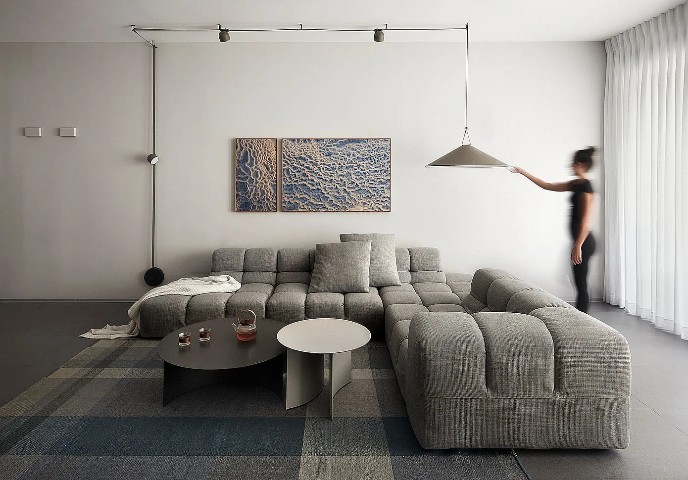 Гостиная с terrazzo и модульным диваном: ракурс 1