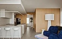 Кухня с дубовыми панелями и скрытой рабочей линией