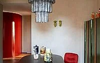 Кухня с кремовыми фасадами, графитовым фартуком и арочным проходом: ракурс 2