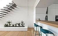 Кухня с белым островом и панорамным окном: ракурс 2