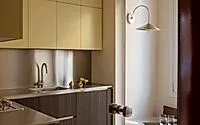 Кухня с кремовыми фасадами, графитовым фартуком и арочным проходом: ракурс 3