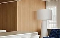 Кухня с дубовыми панелями и скрытой рабочей линией: ракурс 3