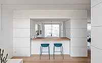 Кухня с белым островом и панорамным окном: ракурс 3