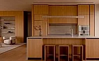 Кухня с теплой деревянной нишей и островом-баром: ракурс 3