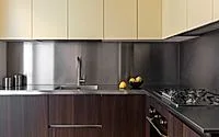 Кухня с кремовыми фасадами, графитовым фартуком и арочным проходом: ракурс 4