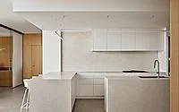 Кухня с дубовыми панелями и скрытой рабочей линией: ракурс 4