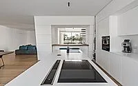 Кухня с белым островом и панорамным окном: ракурс 4