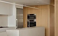 Кухня с дубовыми панелями и скрытой рабочей линией: ракурс 5