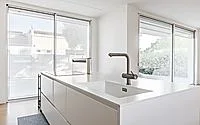 Кухня с белым островом и панорамным окном: ракурс 5