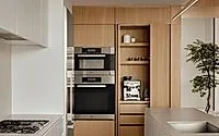 Кухня с дубовыми панелями и скрытой рабочей линией: ракурс 6